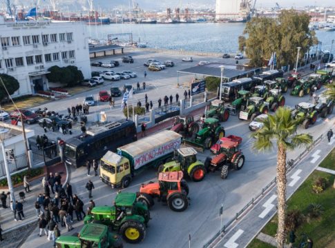 Στις πύλες του αστυνομοκρατούμενου λιμανιού Βόλου οι αγρότες με τα τρακτέρ τους – Δεκάδες καΐκια στη θάλασσα