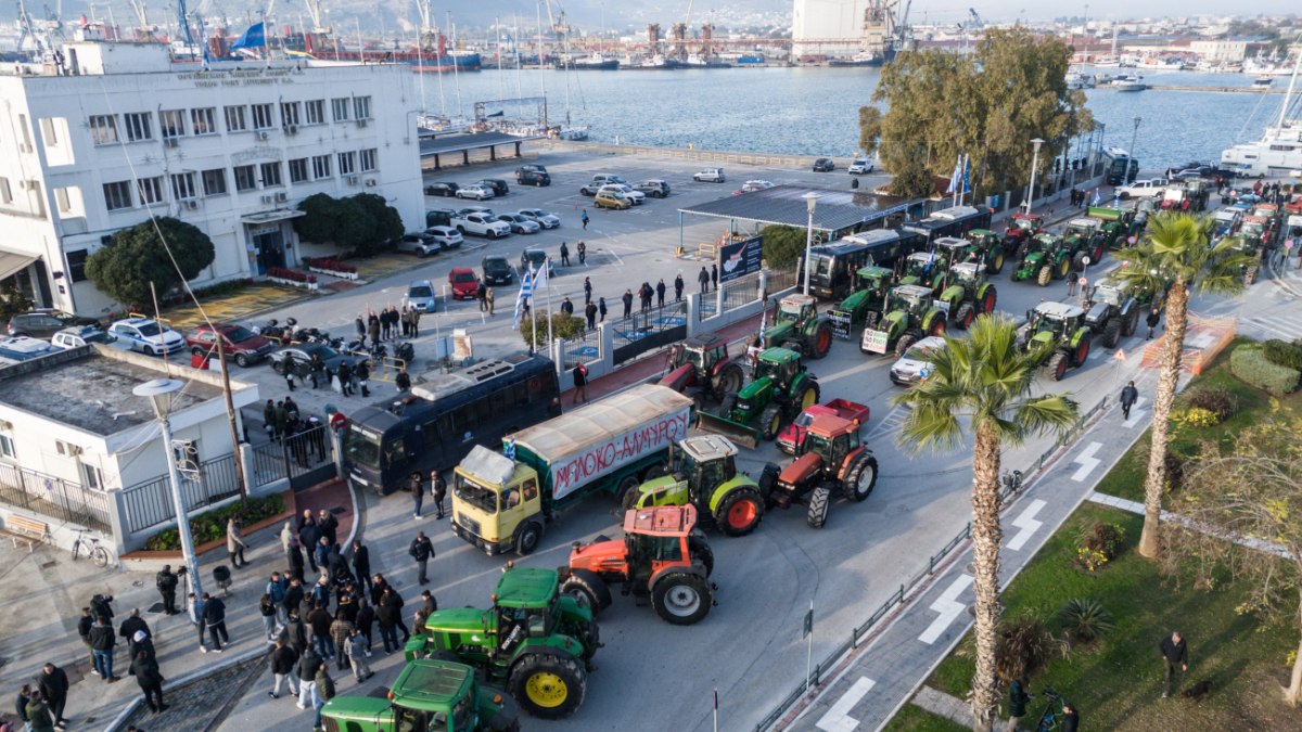Στις πύλες του αστυνομοκρατούμενου λιμανιού Βόλου οι αγρότες με τα τρακτέρ τους – Δεκάδες καΐκια στη θάλασσα