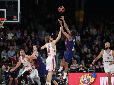 Μπαρτσελόνα – Ολυμπιακός 98-85: «Εκτέλεση» από Πάντερ και Κλάιμπερν, «κατάρρευση» στο δεύτερο ημίχρονο για τους Πειραιώτες