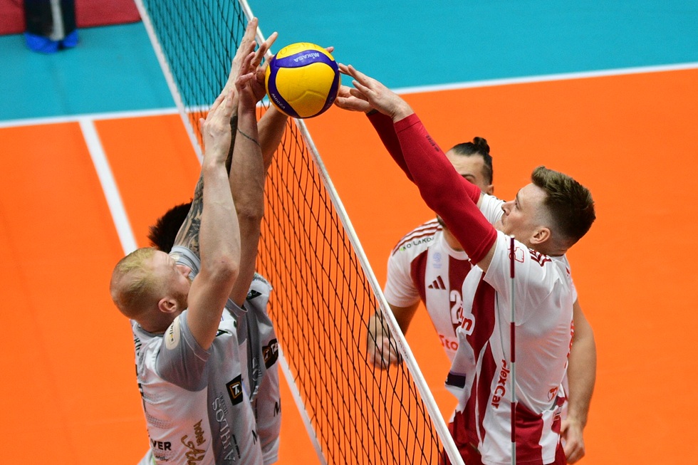 Πήρε το πρώτο σετ κόντρα στον Ολυμπιακό ο Μίλων – Έντονα παράπονα από τους Ερυθρόλευκους για διπλή μπαλιά του Αγκάμες (vid)