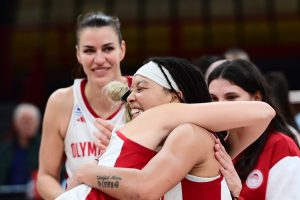 Ολυμπιακός – Ελιτζούρ Ράμλα 80-75: Με buzzer beater της Γούλφλοκ οι ερυθρόλευκες προκρίθηκαν στους «16» του Eurocup