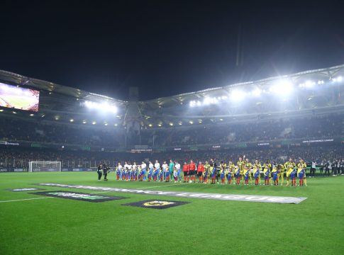 Οπαδός της ΑΕΚ χρειάστηκε διασώστη στο 2-2, αλλά μετά ζήτησε να δει και το πέναλτι (pic)