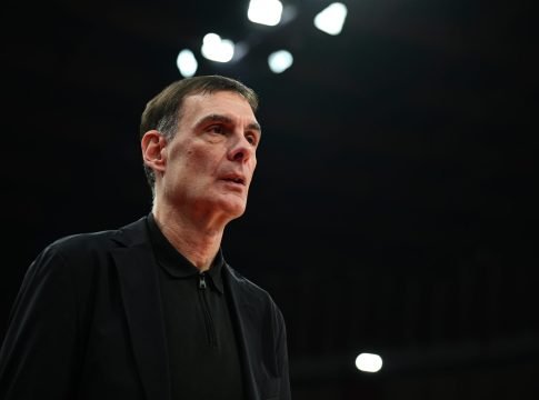 Αποθέωση για τον Μπαρτζώκα κατά την είσοδό του στο ΣΕΦ (pics)