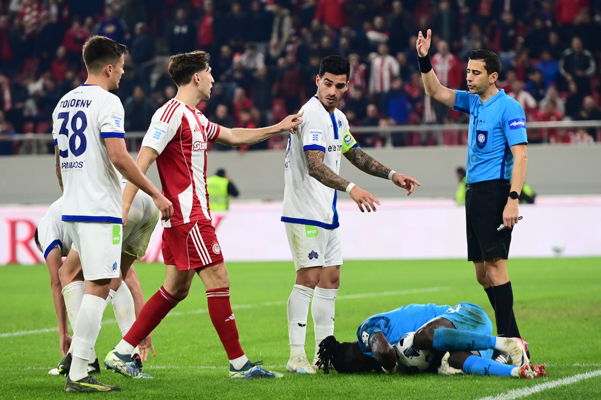 Αδιανόητα πράγματα στο Καραϊσκάκη: Συνεχώς καθυστερήσεις από τους παίκτες της Κηφισιάς