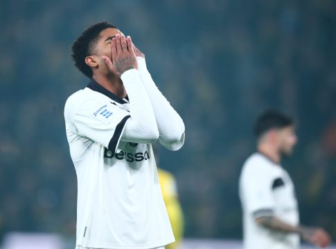 Έξαλλοι στον ΟΦΗ για τη διαιτησία με τη ΑΕΚ – Οι δύο φωτογραφίες του Μπούση (pics)