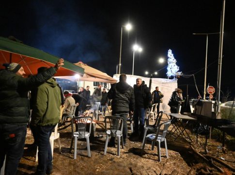 Προς νέα κλιμάκωση μετά την Πρωτοχρονιά οι αγρότες – Γιορτάζουν τα Χριστούγεννα στα μπλόκα, με μουσική και μεζέδες
