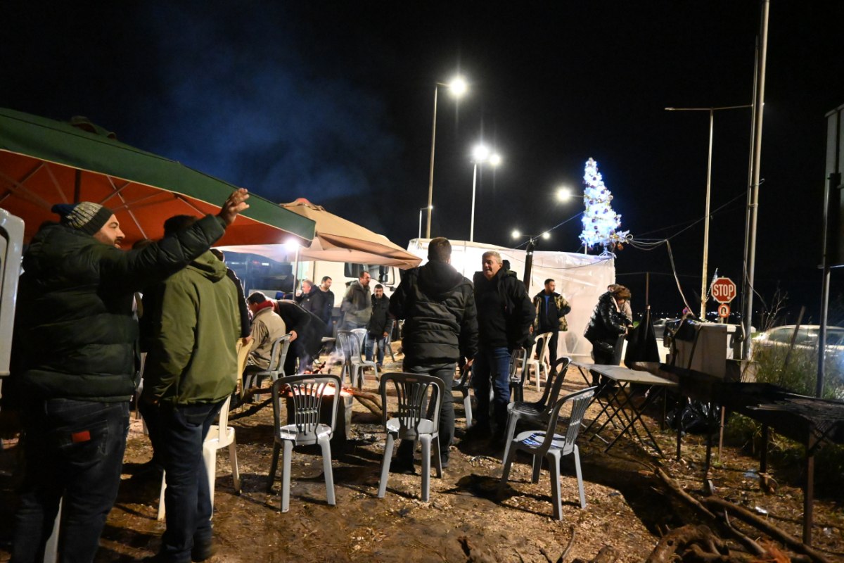 Προς νέα κλιμάκωση μετά την Πρωτοχρονιά οι αγρότες – Γιορτάζουν τα Χριστούγεννα στα μπλόκα, με μουσική και μεζέδες