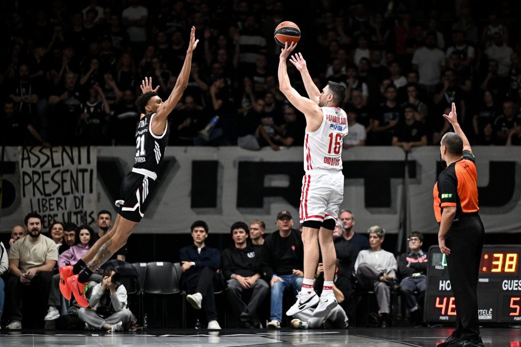 Για αυτό είναι ο αρχηγός: Ο Παπανικολάου «ξεμπλόκαρε» τον Μπαρτζώκα και τον Ολυμπιακό στο σημαντικότερο τάιμ άουτ