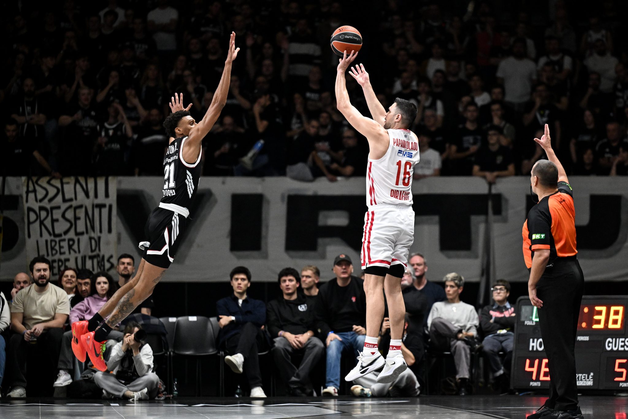 Για αυτό είναι ο αρχηγός: Ο Παπανικολάου «ξεμπλόκαρε» τον Μπαρτζώκα και τον Ολυμπιακό στο σημαντικότερο τάιμ άουτ