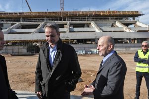 O Μητσοτάκης δίνει 300 εκατ. δώρο στον Αλαφούζο και οι αγρότες στους δρόμους με σύνταξη 350 ευρώ