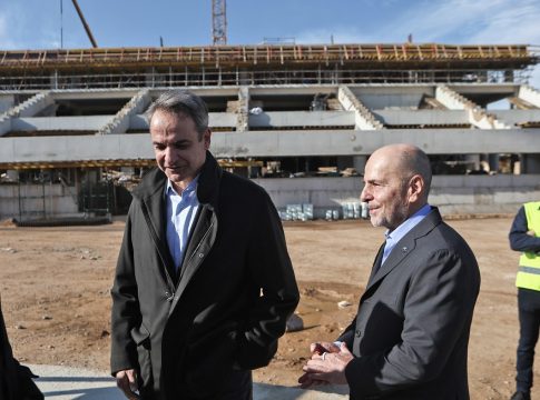 O Μητσοτάκης δίνει 300 εκατ. δώρο στον Αλαφούζο και οι αγρότες στους δρόμους με σύνταξη 350 ευρώ