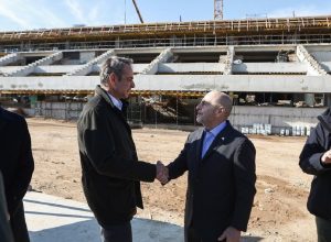 O Μητσοτάκης δίνει 300 εκατ. δώρο στον Αλαφούζο και οι αγρότες στους δρόμους με σύνταξη 350 ευρώ