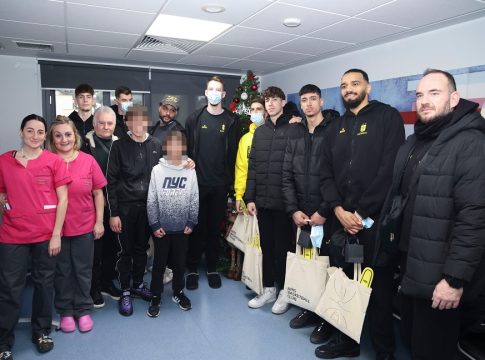 Ο Άρης Betsson μοίρασε δώρα και γέμισε χαμόγελα τα παιδιά της κλινικής «Άγιος Λουκάς»