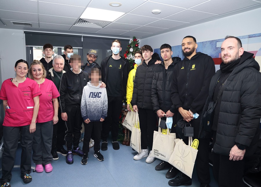 Ο Άρης Betsson μοίρασε δώρα και γέμισε χαμόγελα τα παιδιά της κλινικής «Άγιος Λουκάς»