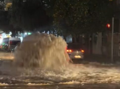 Κακοκαιρία Byron: Τεράστιοι πίδακες νερού μες στη μέση κεντρικού δρόμου της Καλλιθέας μετά από 40 λεπτά βροχής