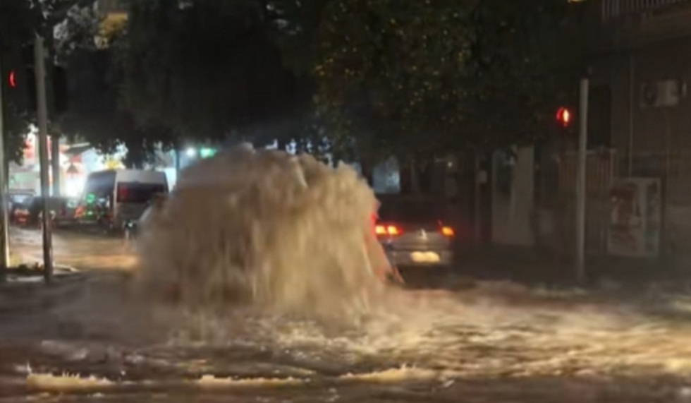 Κακοκαιρία Byron: Τεράστιοι πίδακες νερού μες στη μέση κεντρικού δρόμου της Καλλιθέας μετά από 40 λεπτά βροχής