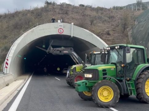 Οι αγρότες έκλεισαν τις σήραγγες των Τεμπών μόνο για τα φορτηγά – Η ΕΛ.ΑΣ επιβάλλει για όλους απαγόρευση κυκλοφορίας
