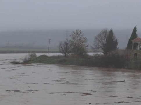 Συναγερμός στη Λάρισα – Πλημμύρισαν τα πρώτα σπίτια από την υπερχείλιση του Ενιπέα