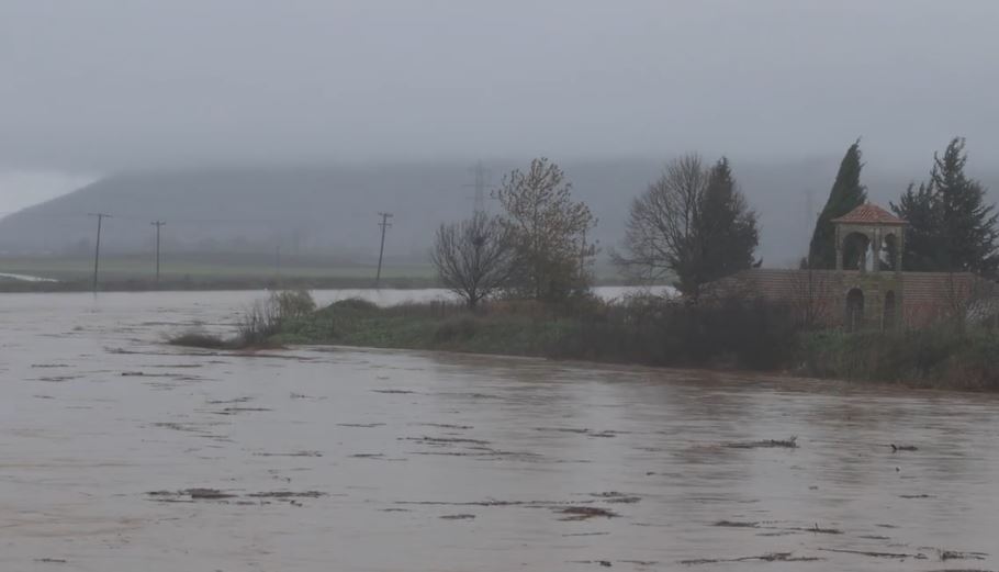 Συναγερμός στη Λάρισα – Πλημμύρισαν τα πρώτα σπίτια από την υπερχείλιση του Ενιπέα