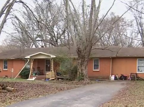 Τραγωδία: Παππούς και 3 μηνών εγγονή κατασπαράχθηκαν από τα επτά σκυλιά της οικογένειας