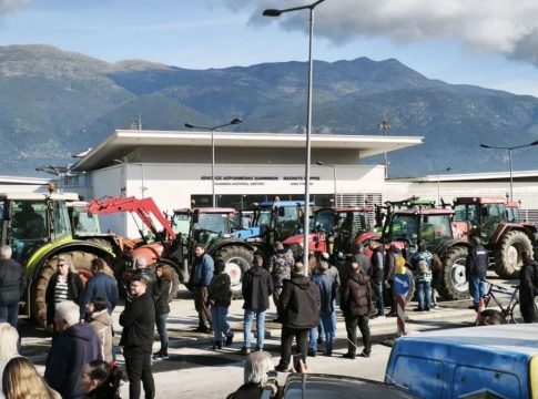 Αγρότες: Έξω από το αεροδρόμιο Ιωαννίνων τα τρακτέρ – Νέα μπλόκα στο Κάστρο Βοιωτίας και τη γέφυρα Ευήνου
