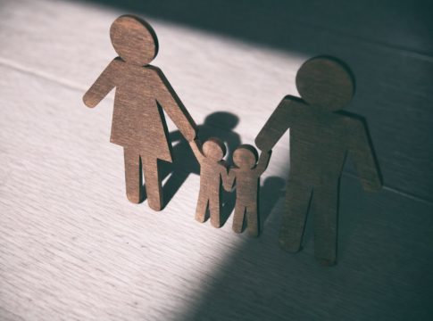 Νέα υπόθεση ενδοοικογενειακής βίας: Πατέρας και η σύντροφός του δέχθηκαν επίθεση κατά την παράδοση των παιδιών