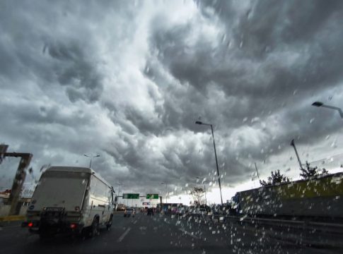 Κακοκαιρία Byron: Ισχυρές βροχές και καταιγίδες τις επόμενες ώρες – Νέο έκτακτο δελτίο