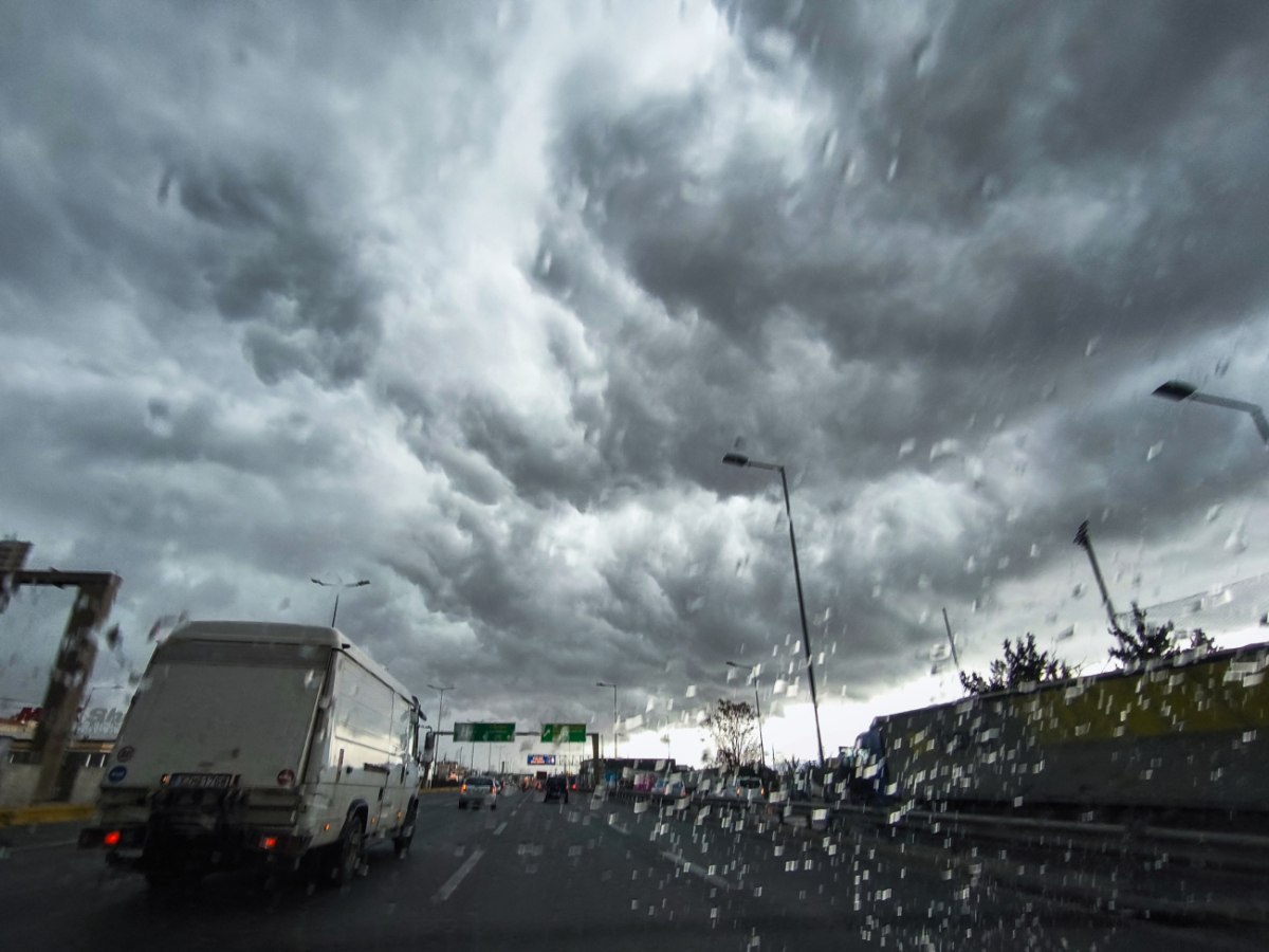 Κακοκαιρία Byron: Ισχυρές βροχές και καταιγίδες τις επόμενες ώρες – Νέο έκτακτο δελτίο