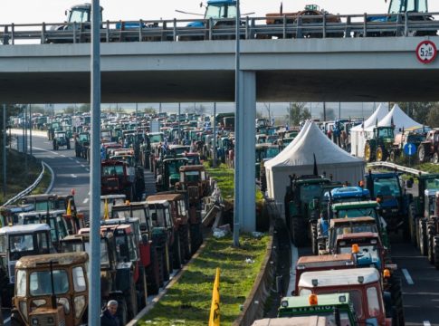 Αγρότες: Κλείνουν αύριο τις σήραγγες των Τεμπών για τα φορτηγά – Συνεχίζουν το άνοιγμα διοδίων