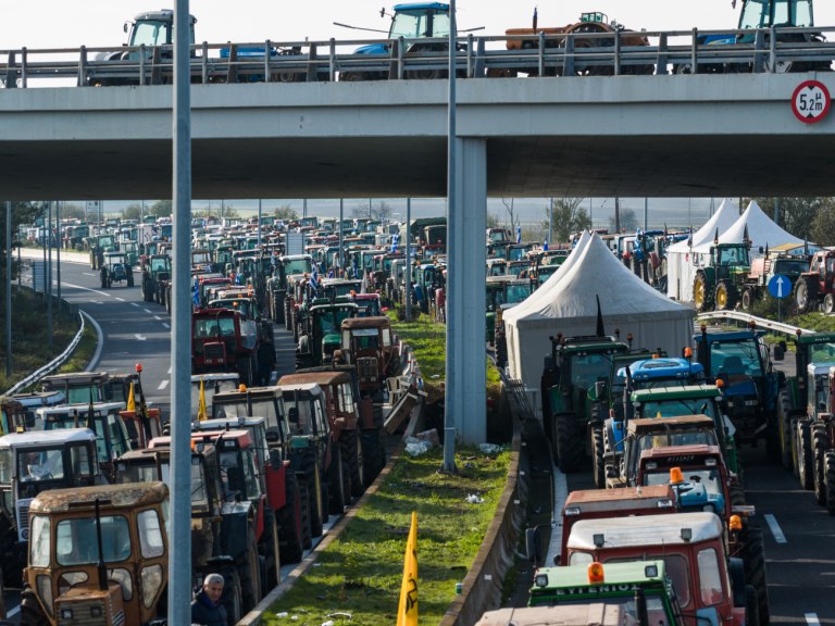Αγρότες: Κλείνουν αύριο τις σήραγγες των Τεμπών για τα φορτηγά – Συνεχίζουν το άνοιγμα διοδίων