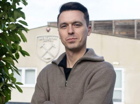 Αυτός είναι ο νέος επικεφαλής σκάουτερ της Γιουνάιτεντ που έχει πάθει «πλάκα» με τον Μουζακίτη