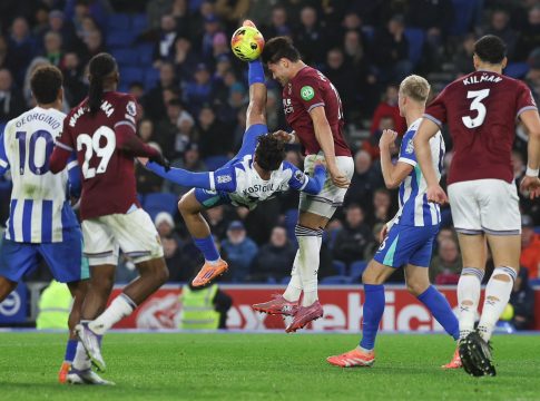«Αξίζει να ξεκινήσει βασικός ο Κωστούλας» – Η εξαιρετική εμφάνιση κόντρα στη Γουέστ Χαμ (vid)