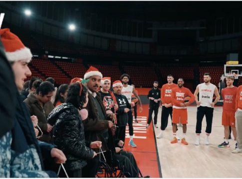 Ο Συλλόγος Ατόμων με Αναπηρίες «Νίκη» είπε τα κάλαντα στον Γιώργο Μπαρτζώκα και τους παίκτες του Ολυμπιακού