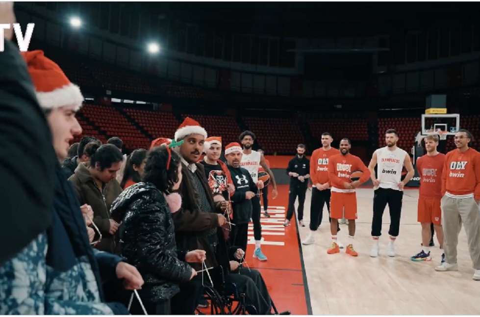 Ο Σύλλογος Ατόμων με Αναπηρίες «Νίκη» είπε τα κάλαντα στον Γιώργο Μπαρτζώκα και τους παίκτες του Ολυμπιακού