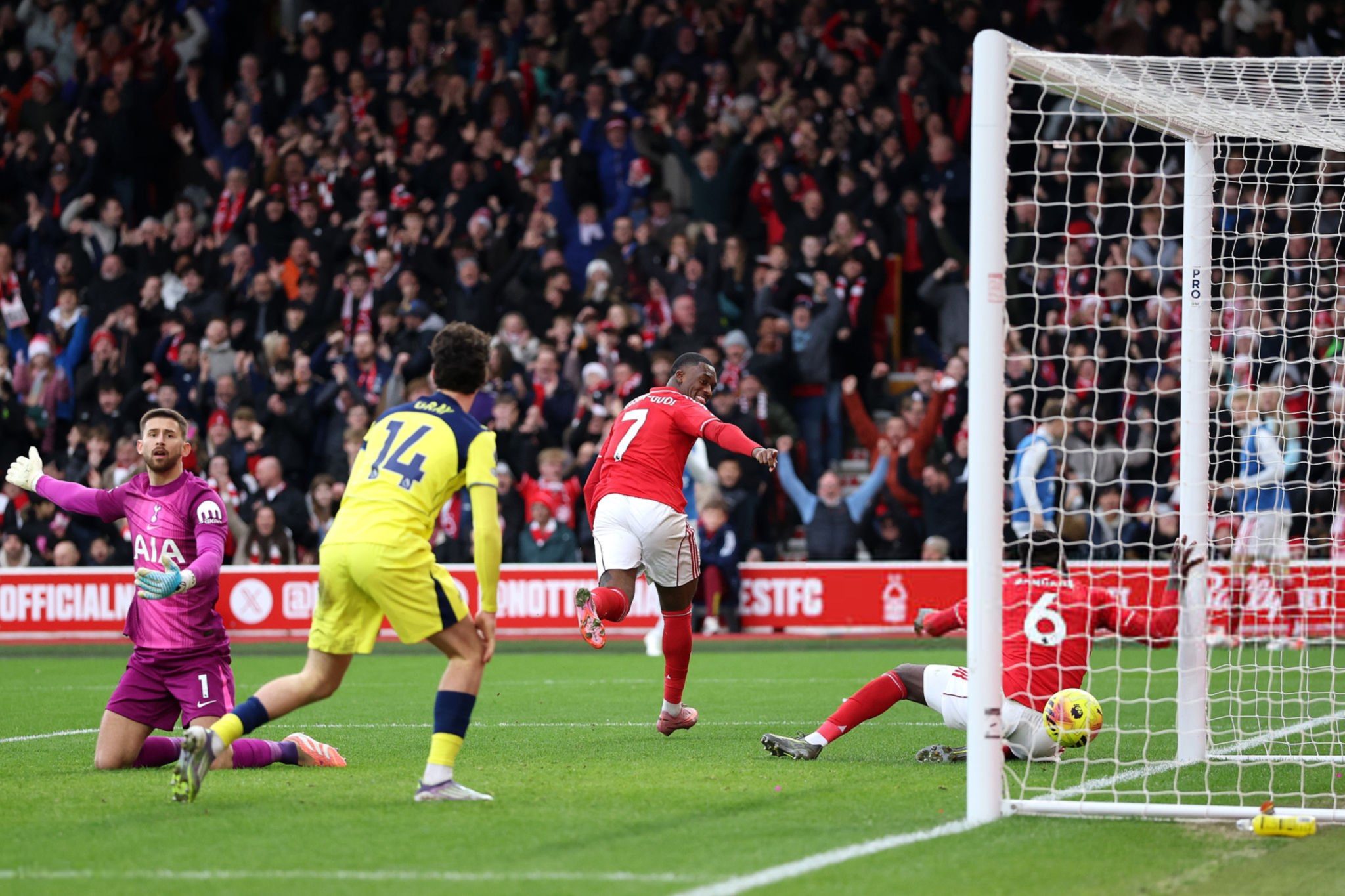 Νότιγχαμ Φόρεστ – Τότεναμ 3-0: «Πάρτι» για τους Reds με σούπερ Χάντσον-Οντόι!