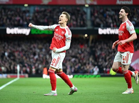 Επέστρεψε στην κορυφή η Άρσεναλ (2-1), χτίζει σερί η Λίβερπουλ (2-1)