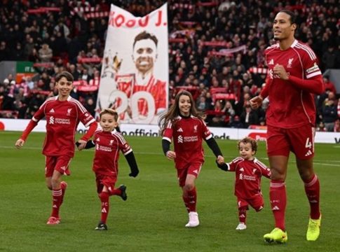 Συγκινητικές στιγμές στο «Άνφιλντ»: Οι γιοι του Ζότα συνόδευσαν τις μασκότ των ομάδων (pics)