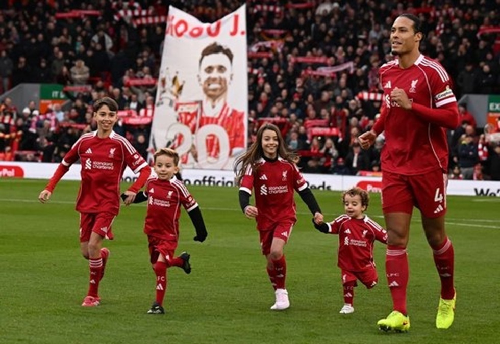 Συγκινητικές στιγμές στο «Άνφιλντ»: Οι γιοι του Ζότα συνόδευσαν τις μασκότ των ομάδων (pics)