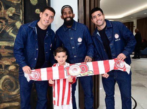 Οι παίκτες του Ολυμπιακού «μοίρασαν» χαμόγελα στο Παιδιατρικό Τμήμα του Ιατρικού Κέντρου Αθηνών (pics)