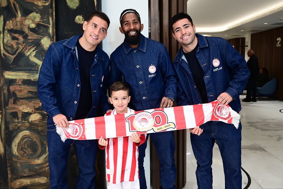 Οι παίκτες του Ολυμπιακού «μοίρασαν» χαμόγελα στο Παιδιατρικό Τμήμα του Ιατρικού Κέντρου Αθηνών (pics)