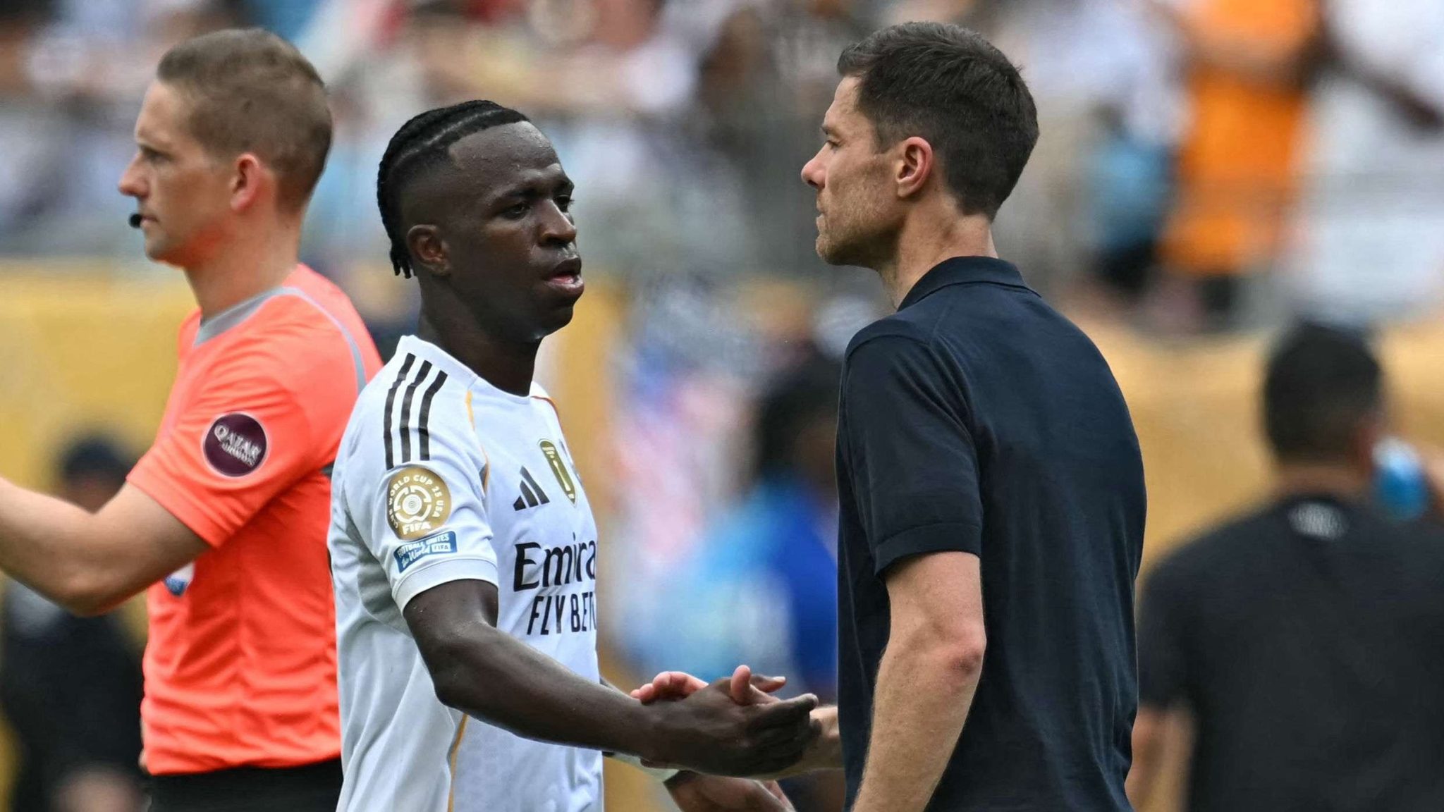 Ο κόσμος της Ρεάλ στηρίζει τον Αλόνσο και στρέφεται εναντίον του Βινίσιους