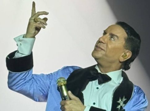 Αποθεώθηκε ο Μαζωνάκης στην πρεμιέρα του μετά την καταγγελία εις βάρος του (vids)