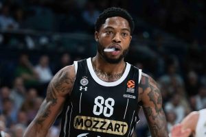 «Ροντέο» με Τζόουνς: Ο Ολυμπιακός στην pole position, το «μπάσιμο» της Μπαρτσελόνα, η πρόταση απο το Ντουμπάι και…. βλέπουμε!