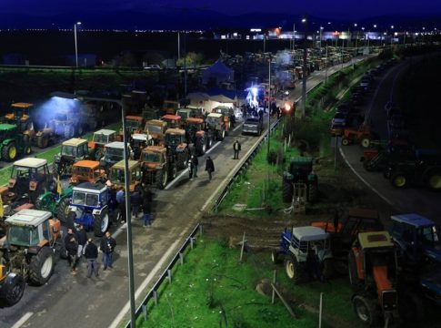 Στα άκρα η σύγκρουση κυβέρνησης και αγροτών – Σκληρή καταστολή ενάντια στο πανελλαδικό άπλωμα των μπλόκων
