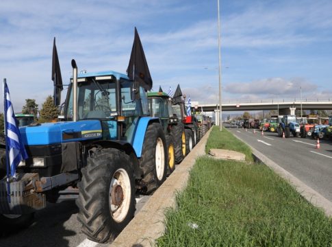 Γιορτές στα μπλόκα με ανοιχτά διόδια, λένε οι αγρότες – Με δικογραφία απαντά η κυβέρνηση