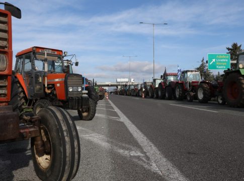 Αγρότες: 20 μέρες στους δρόμους και συνεχίζουν – Στριμωγμένη η κυβέρνηση ψάχνει διέξοδο