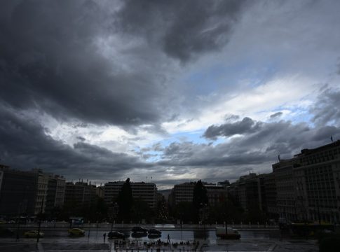 Έκτακτο δελτίο: Καταιγίδες με μεγάλη ένταση και διάρκεια θα πλήξουν τη χώρα – Πότε φτάνει η κακοκαιρία στην Αττική