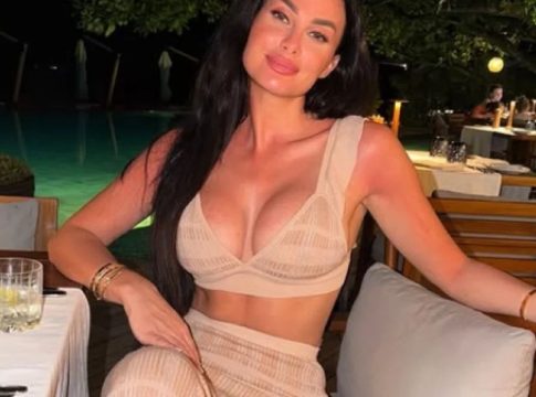 Ποιο κρύο; Σύζυγος παίκτη της ΑΕΚ με αποκαλυπτικό φόρεμα και μαγιό! (pics)