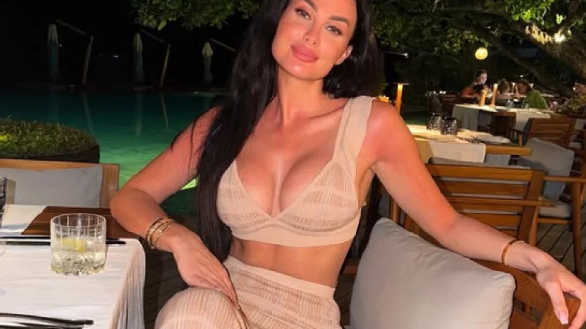 Ποιο κρύο; Σύζυγος παίκτη της ΑΕΚ με αποκαλυπτικό φόρεμα και μαγιό! (pics)