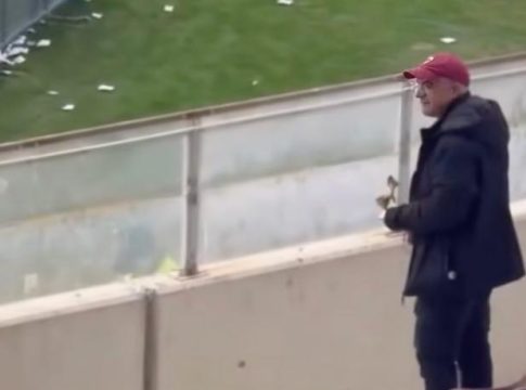 Θες να γίνεις viral προφανώς: Φίλος της ΑΕΛ Novibet λιβάνιζε από τις κερκίδες με το θυμιατό στο χέρι για να ξορκίσει το κακό! (vid)